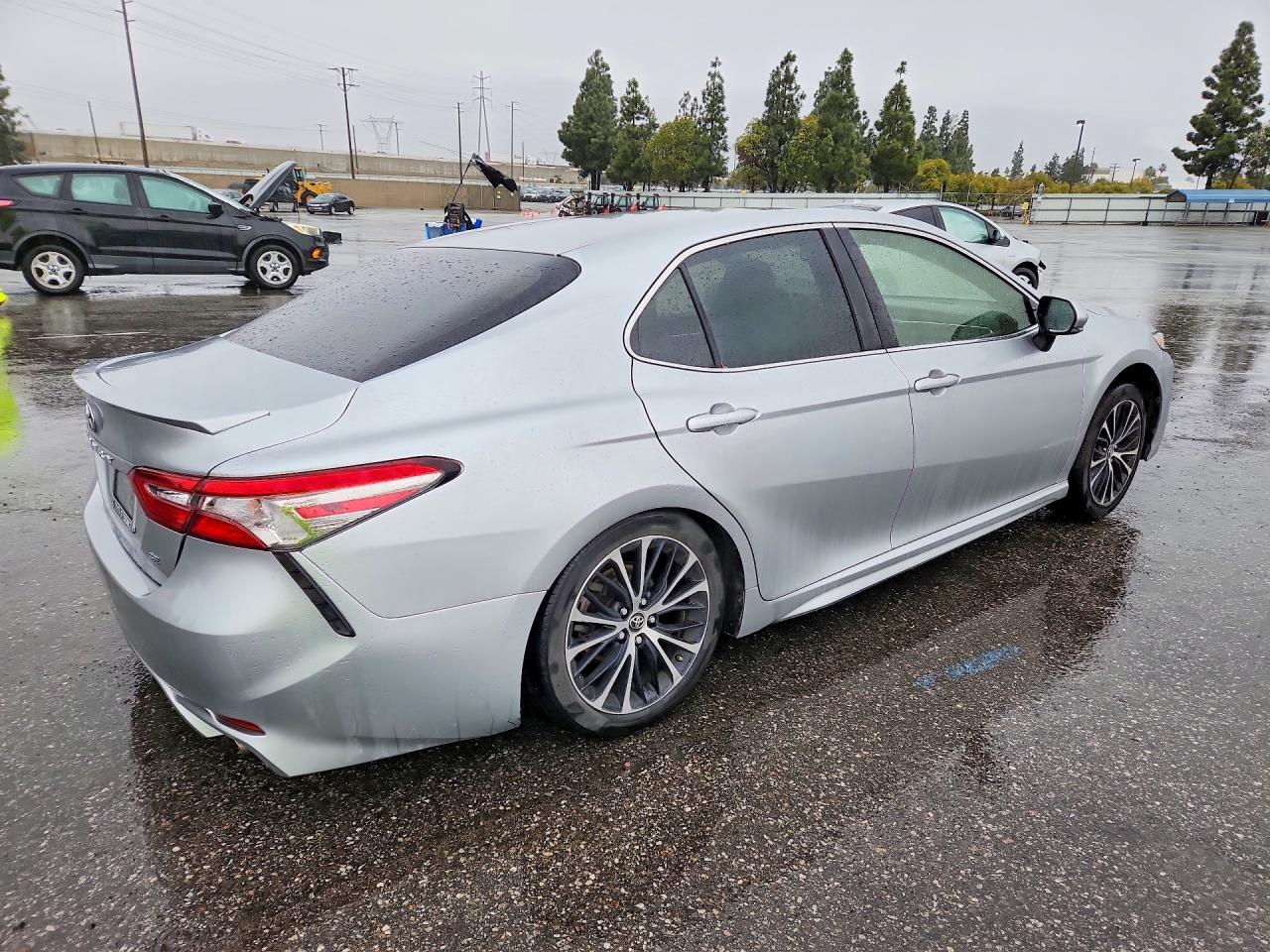 2018 Toyota Camry L Серебряный vin: JTNB11HK8J3049833
