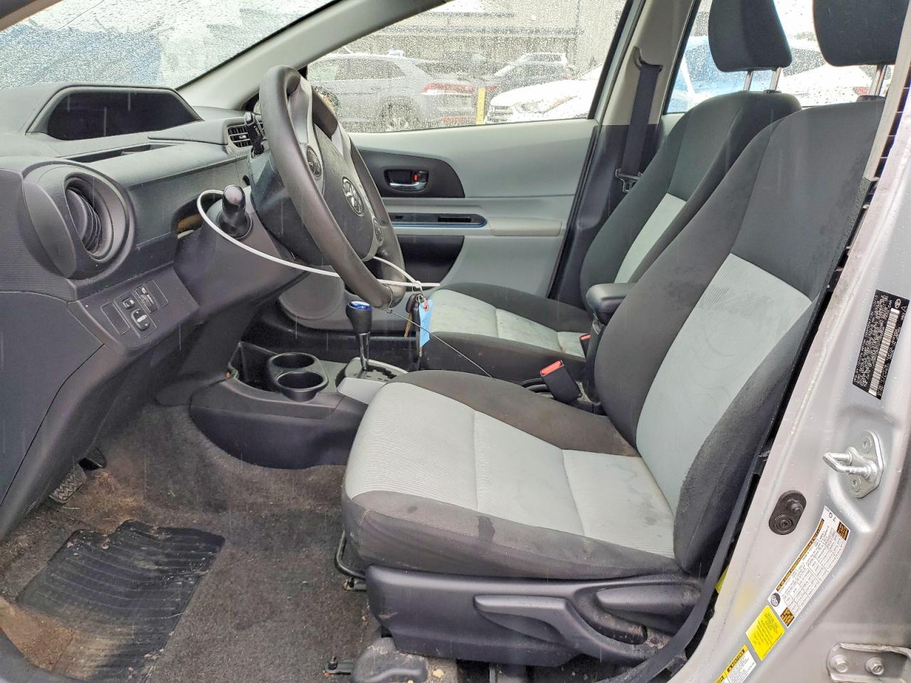 2013 Toyota Prius C Two Серебряный vin: JTDKDTB31D1055806