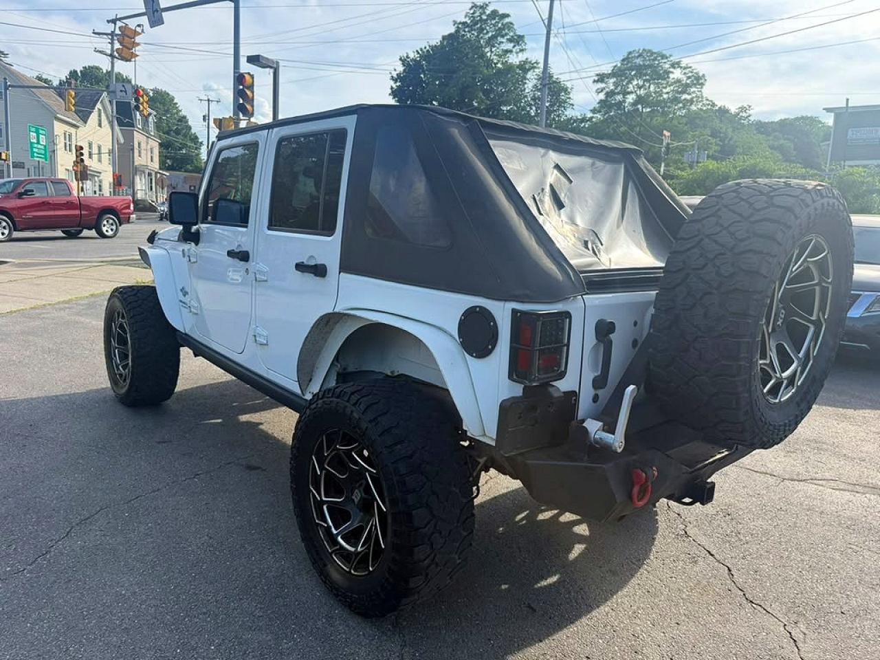 2014 Jeep Wrangler Unlimited Sport White vin: 1C4BJWDG7EL203909