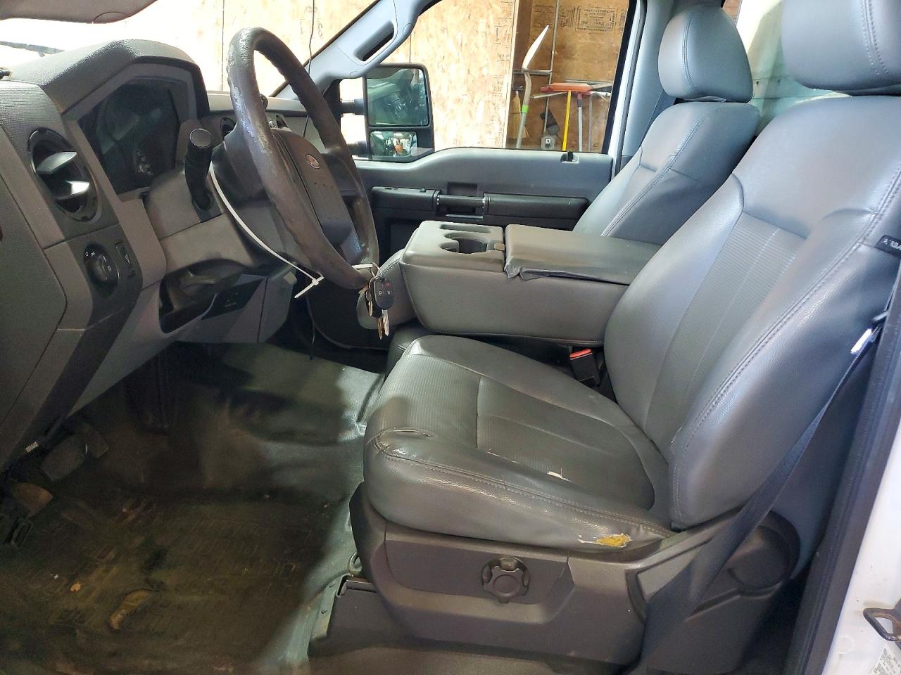 2015 Ford F250 Super Duty White vin: 1FTBF2A66FEA80082