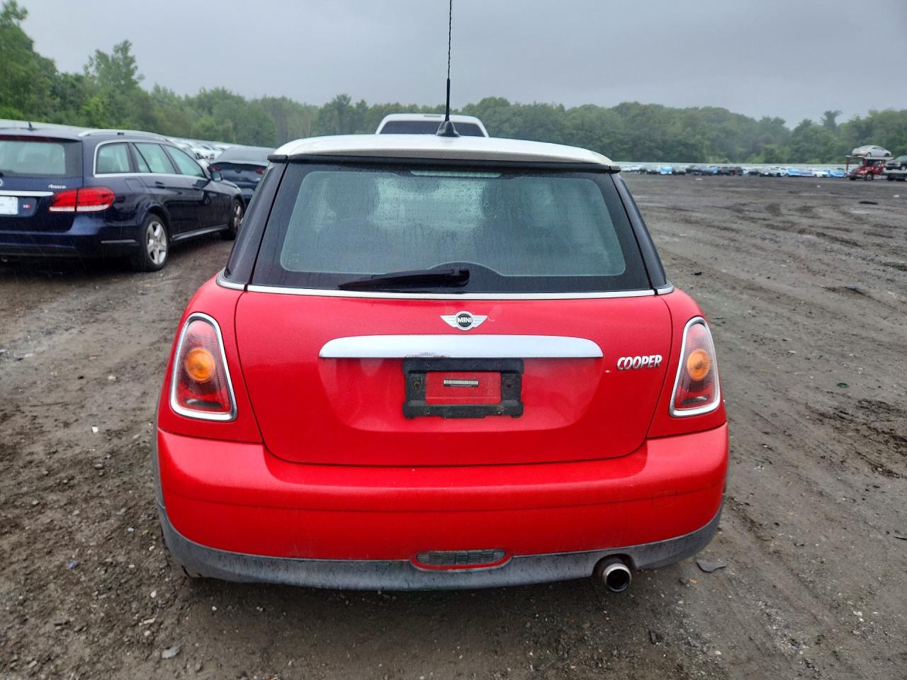 2009 Mini Cooper Red vin: WMWMF33529TW76970