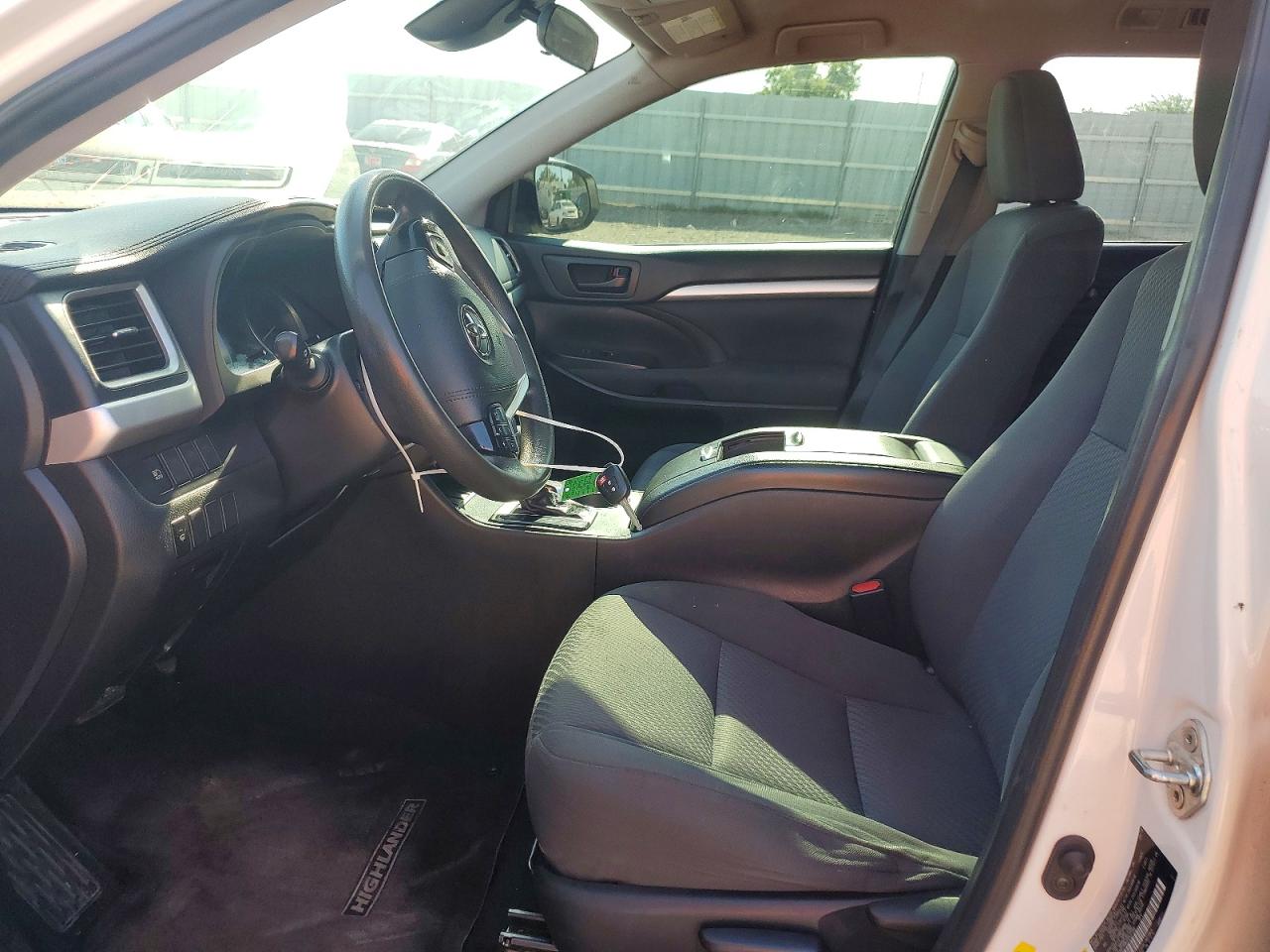 2019 Toyota Highlander Le White vin: 5TDZARFH9KS043130
