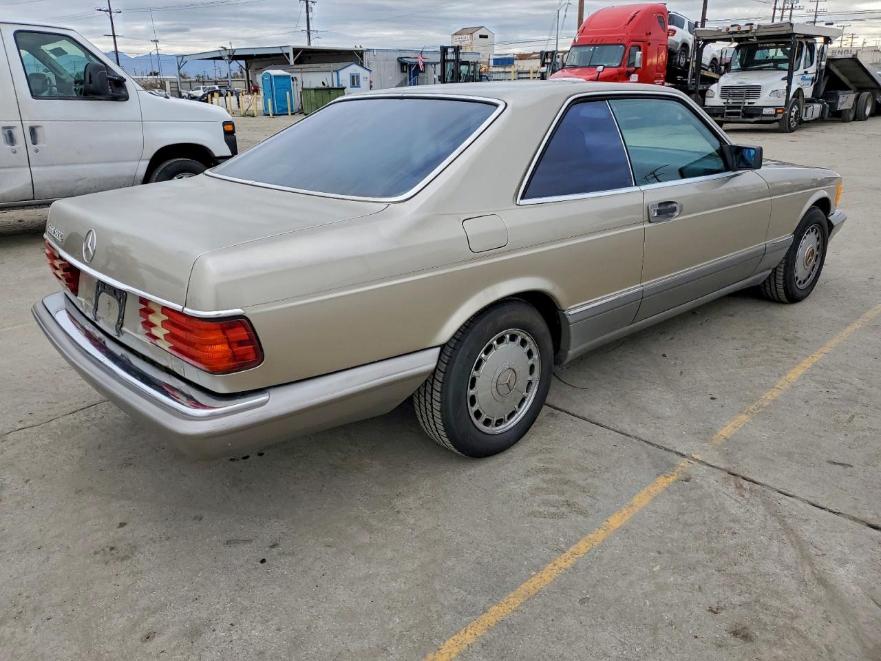 1986 Mercedes-benz 560 Sec Бежевый vin: WDBCA45D5GA245991