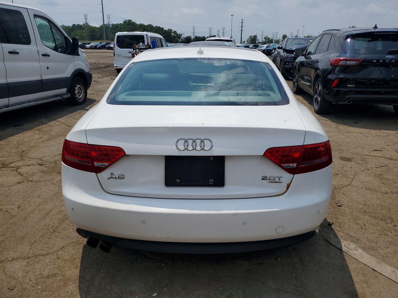 2011 Audi A5 Premium Plus Белый vin: WAULFAFR9BA080948