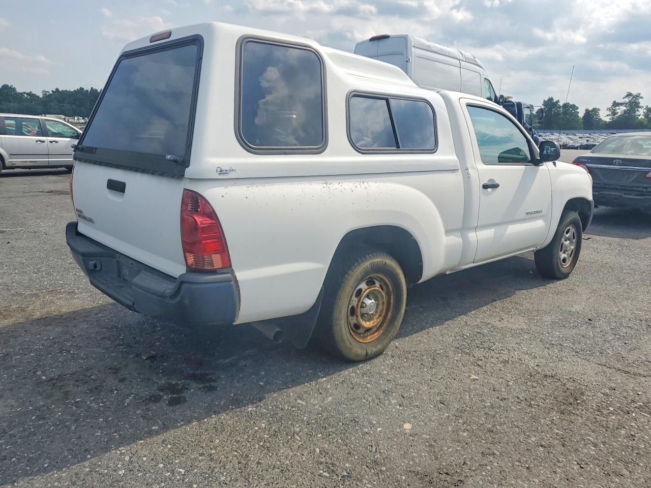 2005 Toyota Tacoma Base White vin: 5TENX22N15Z038995