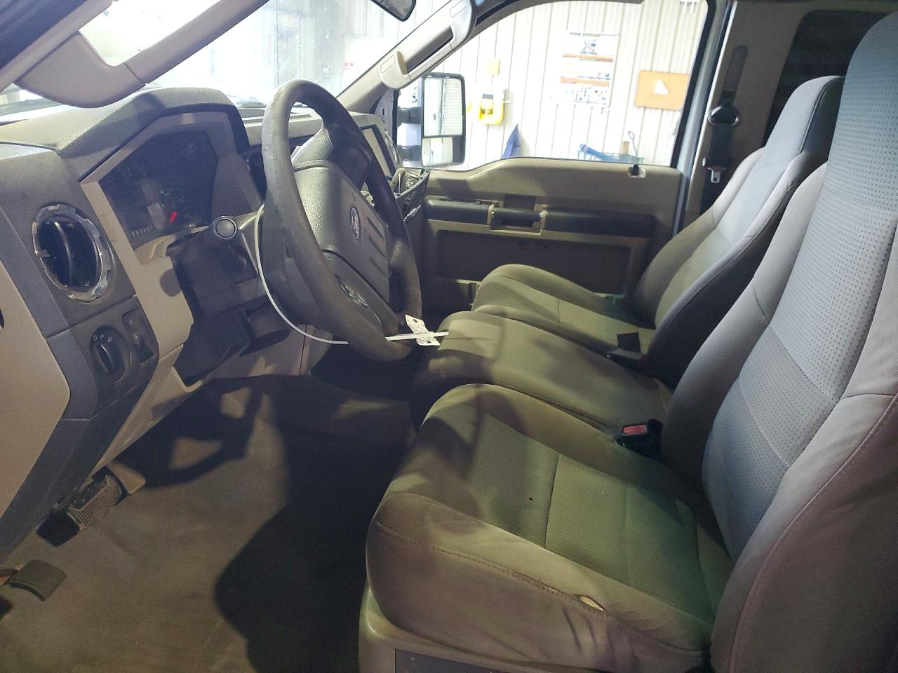 2010 Ford F250 Super Duty White vin: 1FTSX2B56AEB32502