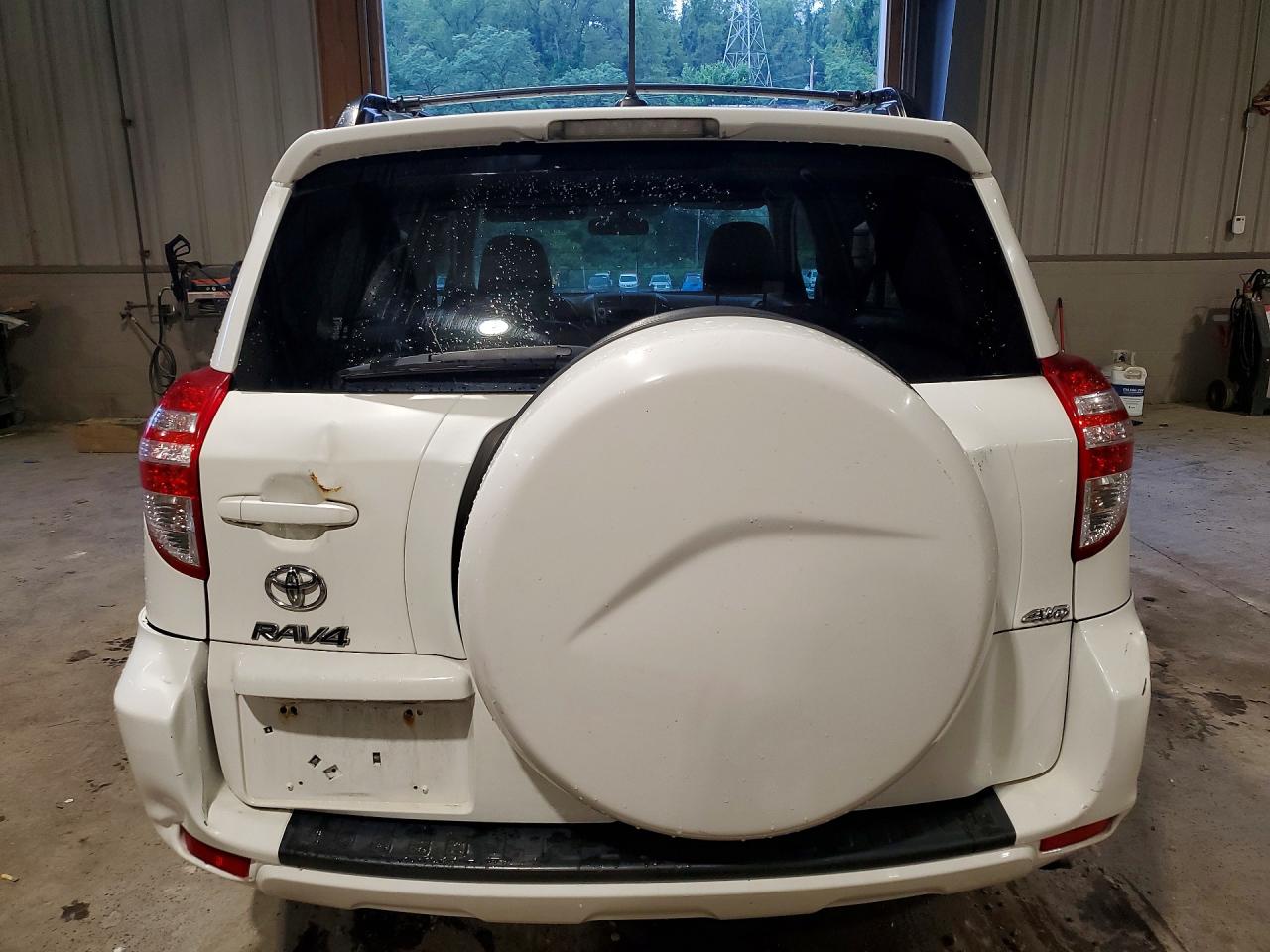 2011 Toyota Rav4 Base White vin: JTMBK4DVXB5099173