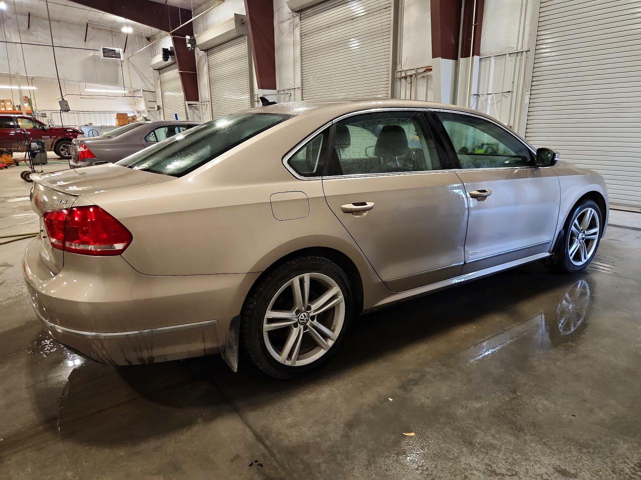 2015 Volkswagen Passat Sel Желто-коричневый vin: 1VWCS7A32FC075229