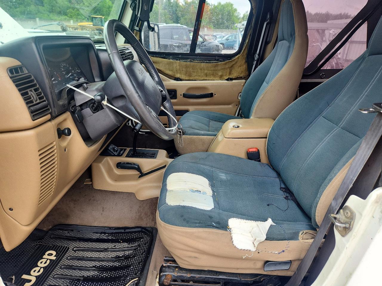1999 Jeep Wrangler / Tj Sahara White vin: 1J4FY49S9XP465466