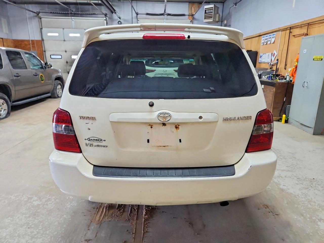2007 Toyota Highlander Base White vin: JTEEP21A170215106