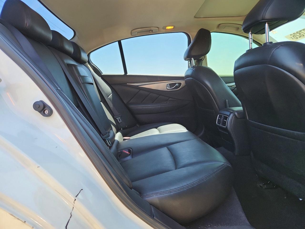 2015 Infiniti Q50 Base White vin: JN1BV7AP5FM338514