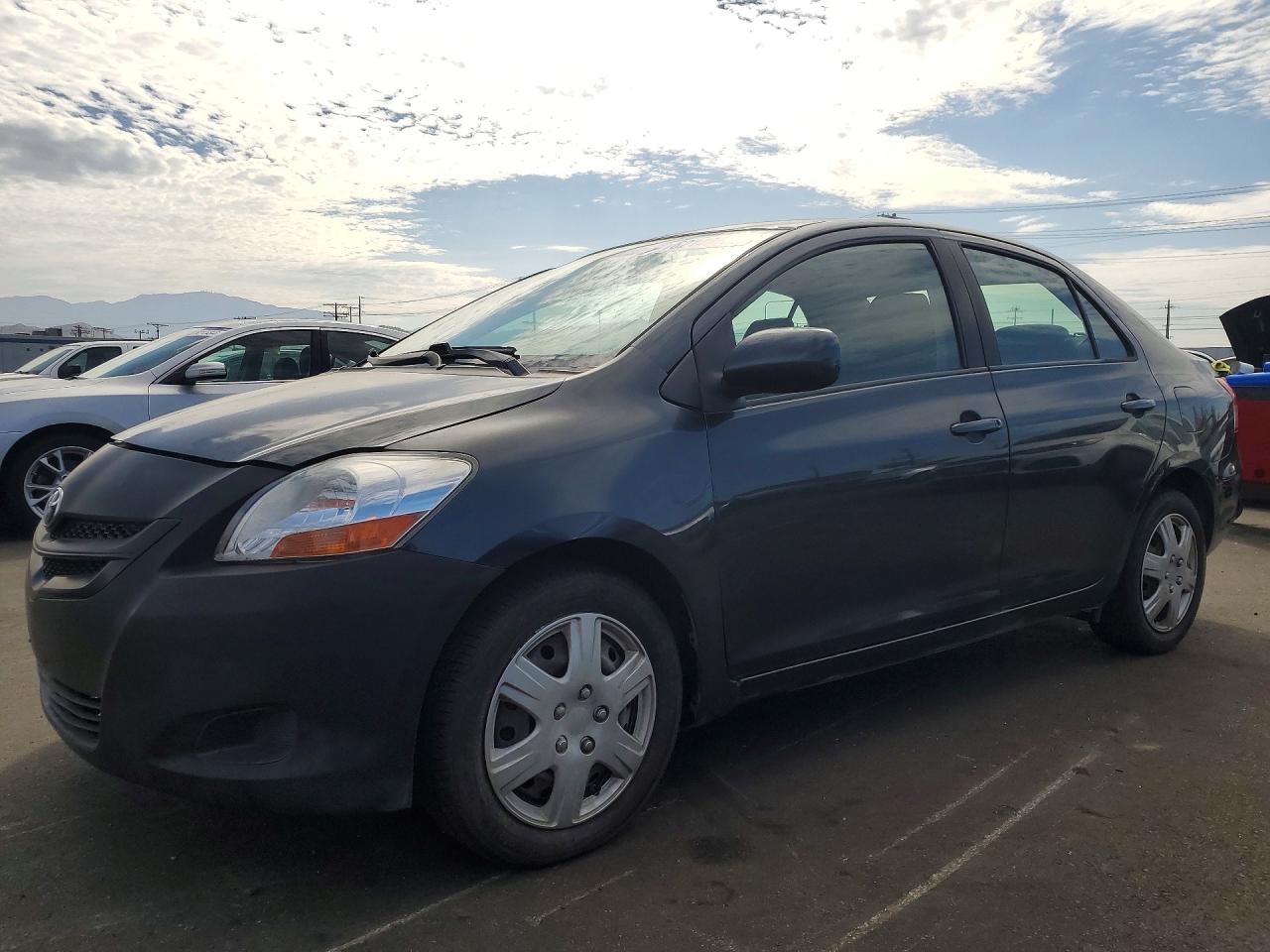 2010 Toyota Yaris Base Угольный vin: JTDBT4K32A4069118
