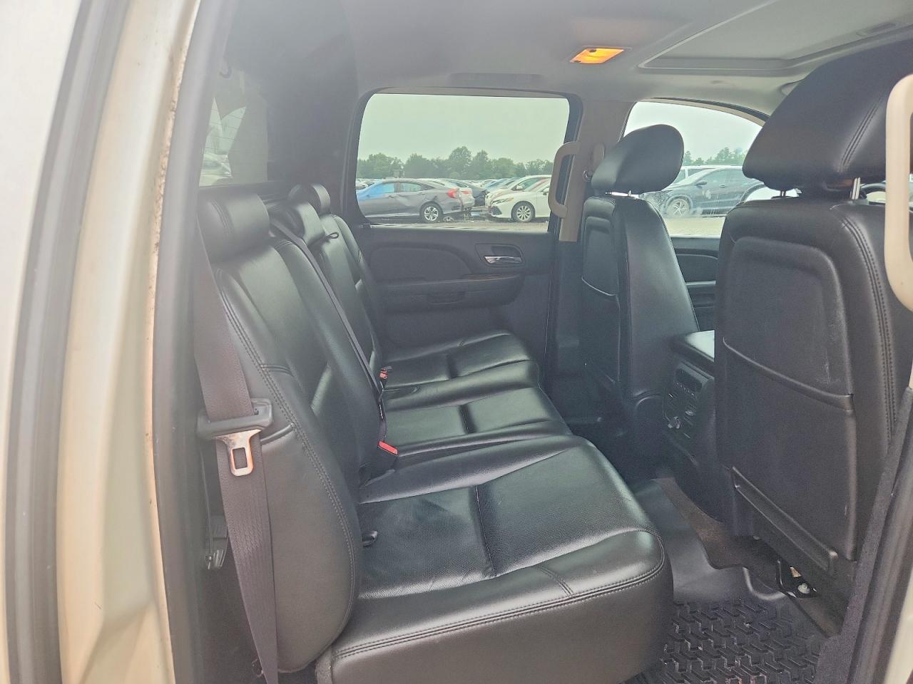 2011 Chevrolet Avalanche Ltz White vin: 3GNTKGE34BG318714