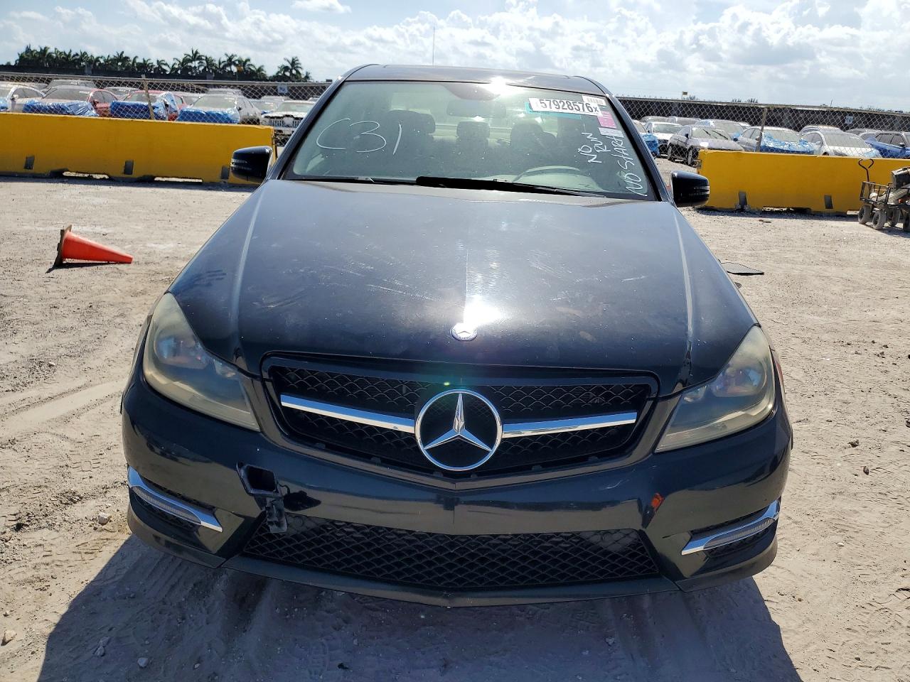 2014 Mercedes-benz C 250 Черный vin: WDDGF4HB7EA933069