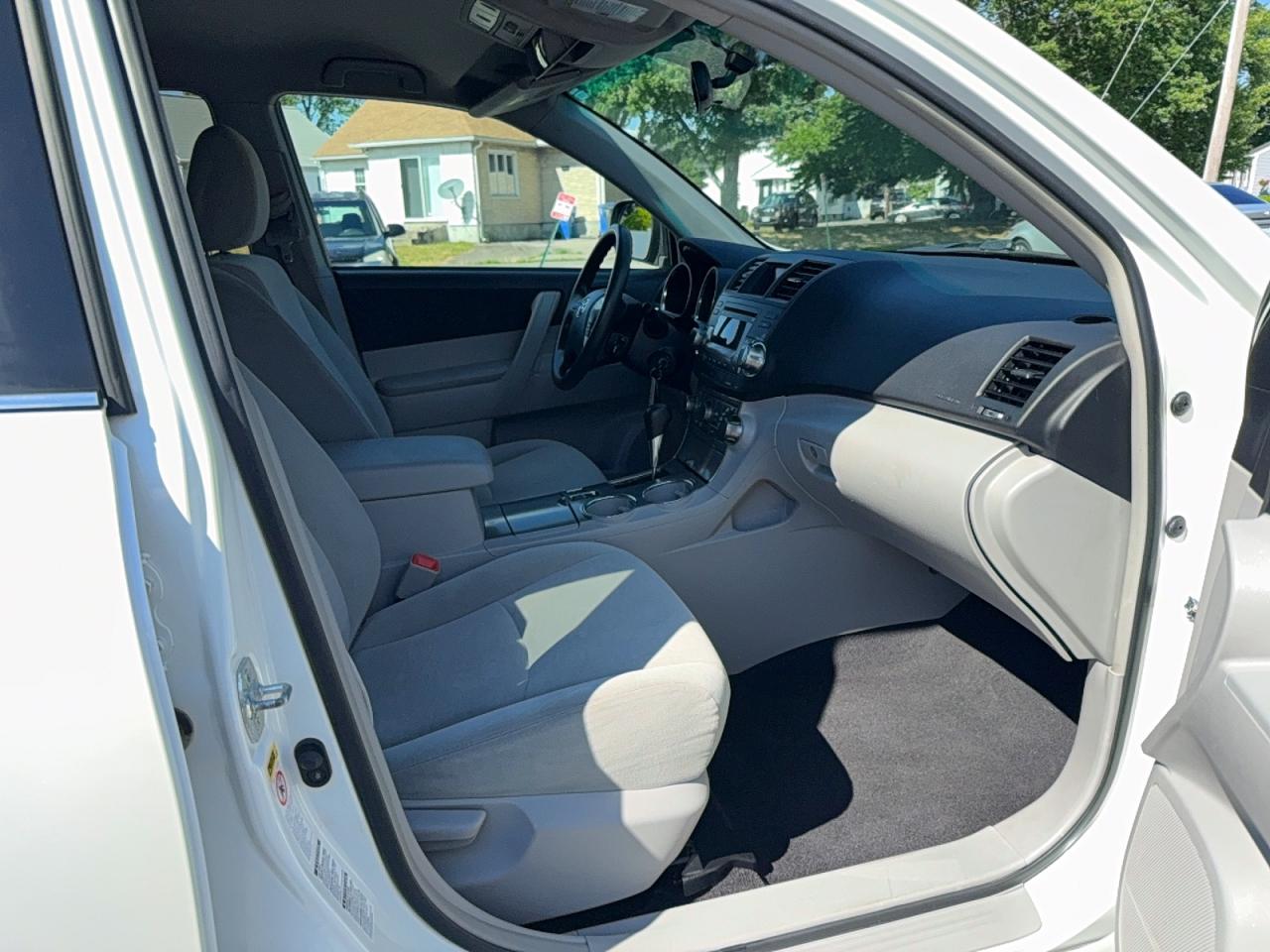 2011 Toyota Highlander Base White vin: 5TDBK3EH6BS057645