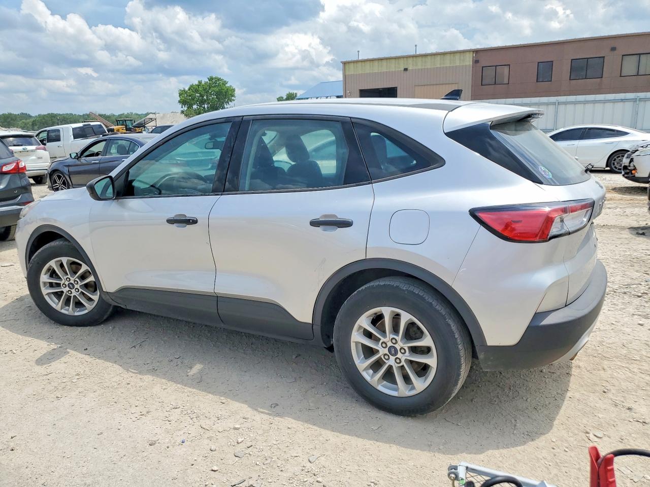 2020 Ford Escape S Серебряный vin: 1FMCU0F63LUA47027