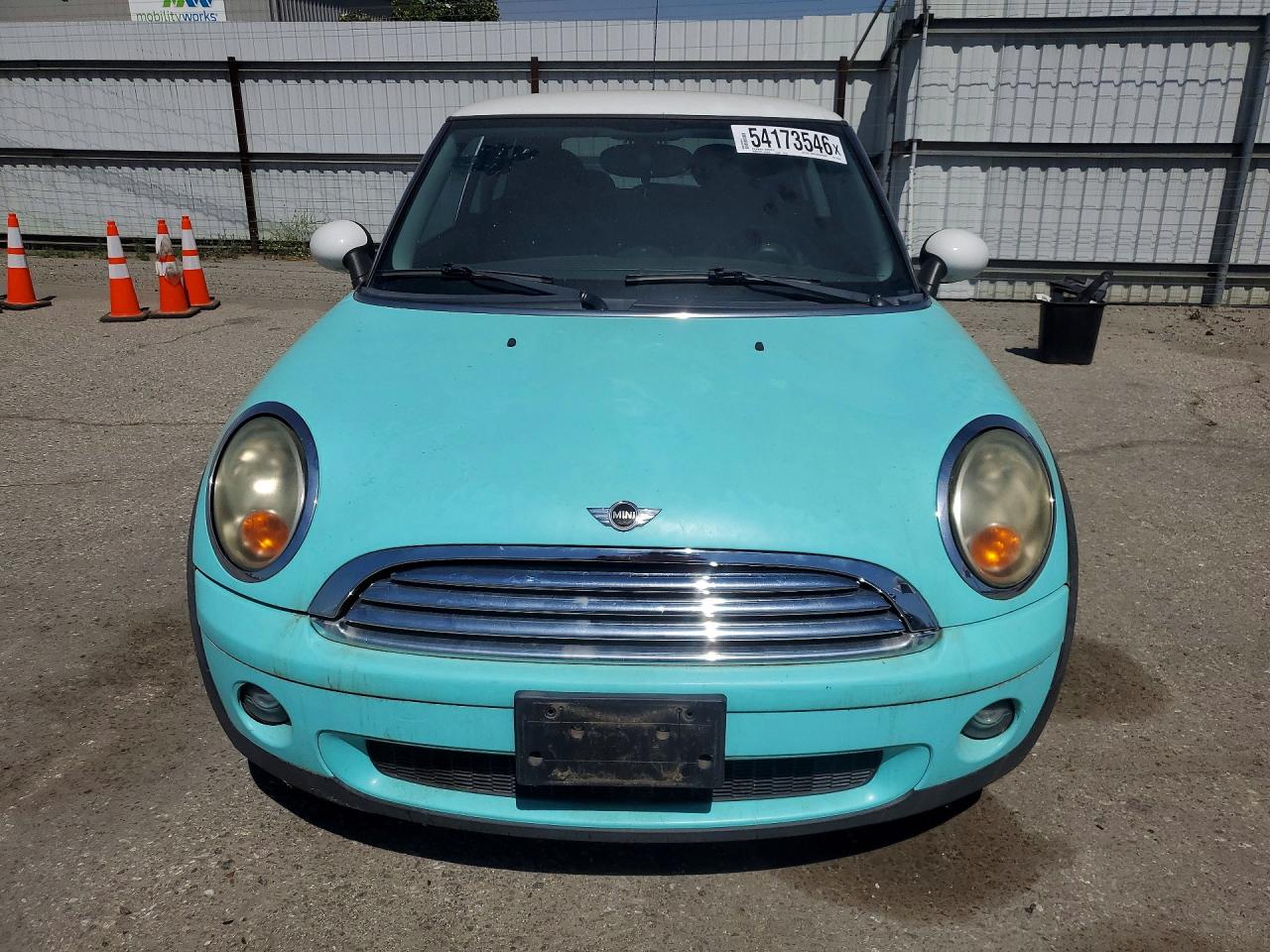 2009 Mini Cooper Turquoise vin: WMWMF33519TW79262