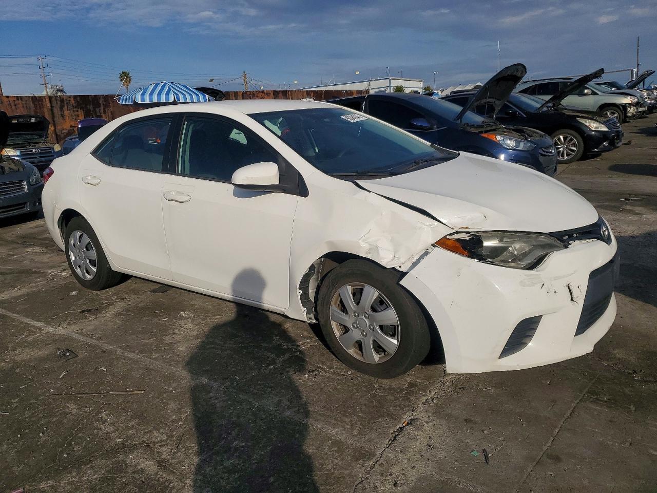 2015 Toyota Corolla L White vin: 5YFBURHE4FP355964