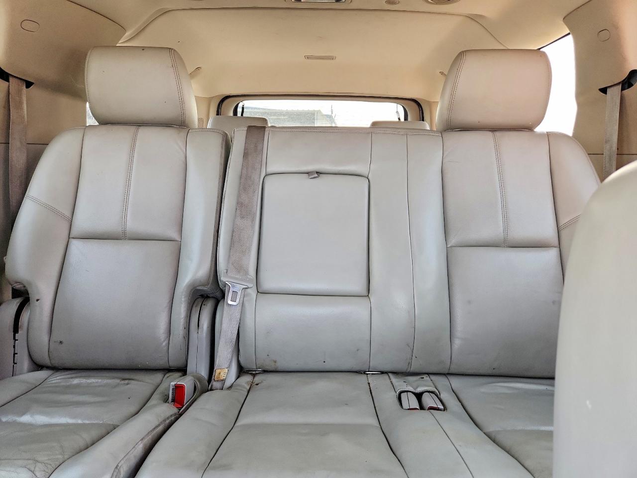 2011 Chevrolet Suburban K1500 Lt White vin: 1GNSKJE30BR210731