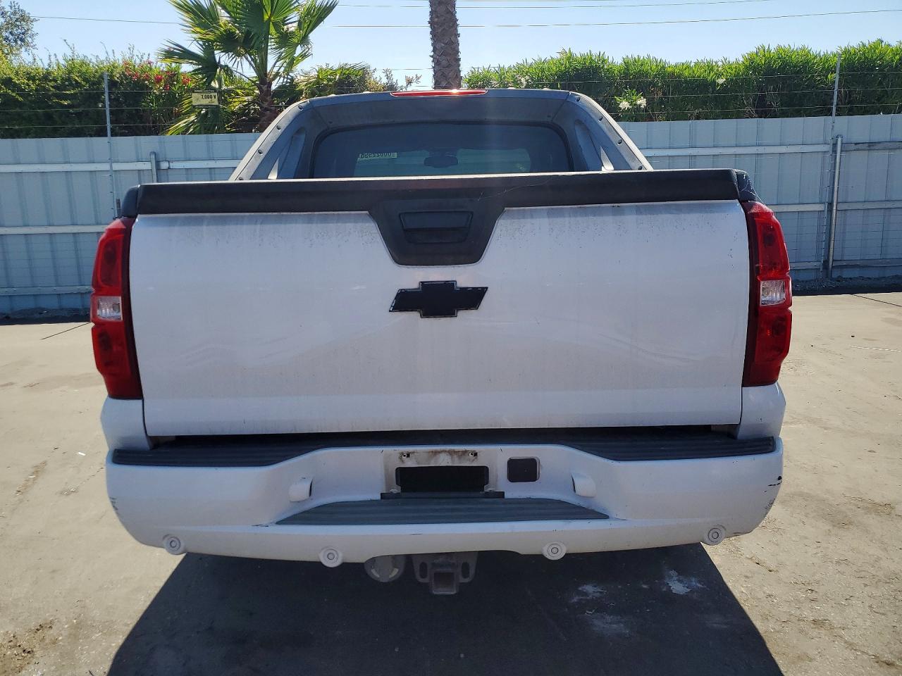 2007 Chevrolet Avalanche C1500 White vin: 3GNEC120X7G218086