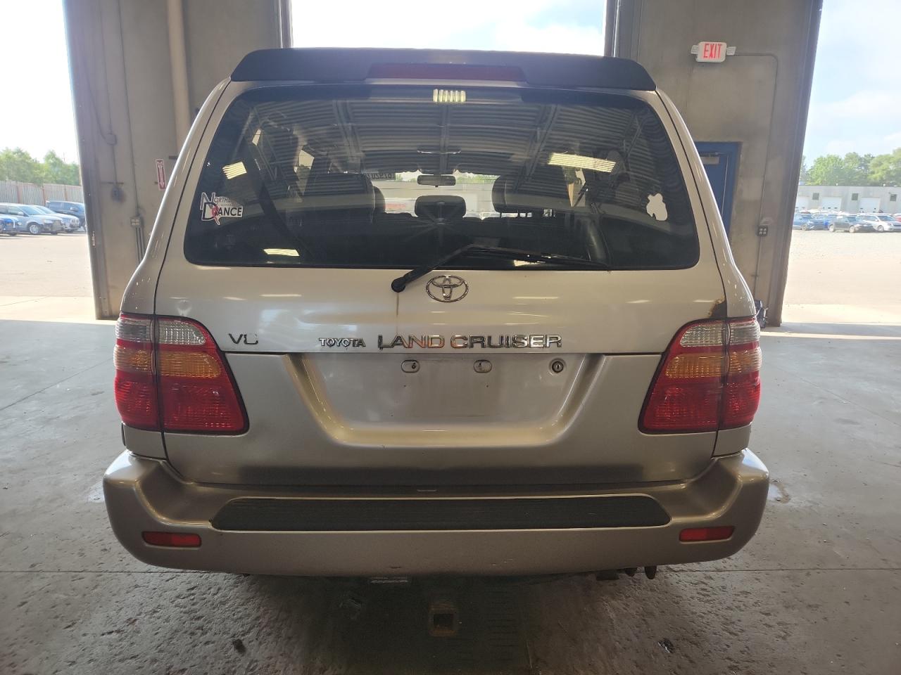 1999 Toyota Land Cruiser    Silver vin: JT3HT05J2X0067631