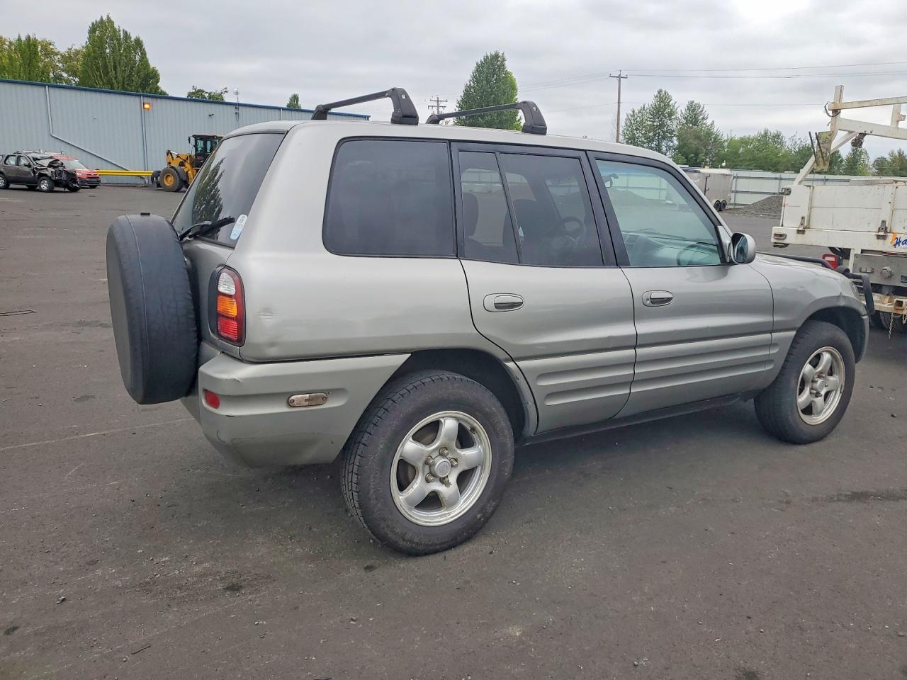 2000 Toyota Rav4 Base Серебряный vin: JT3GP10V0Y7071704