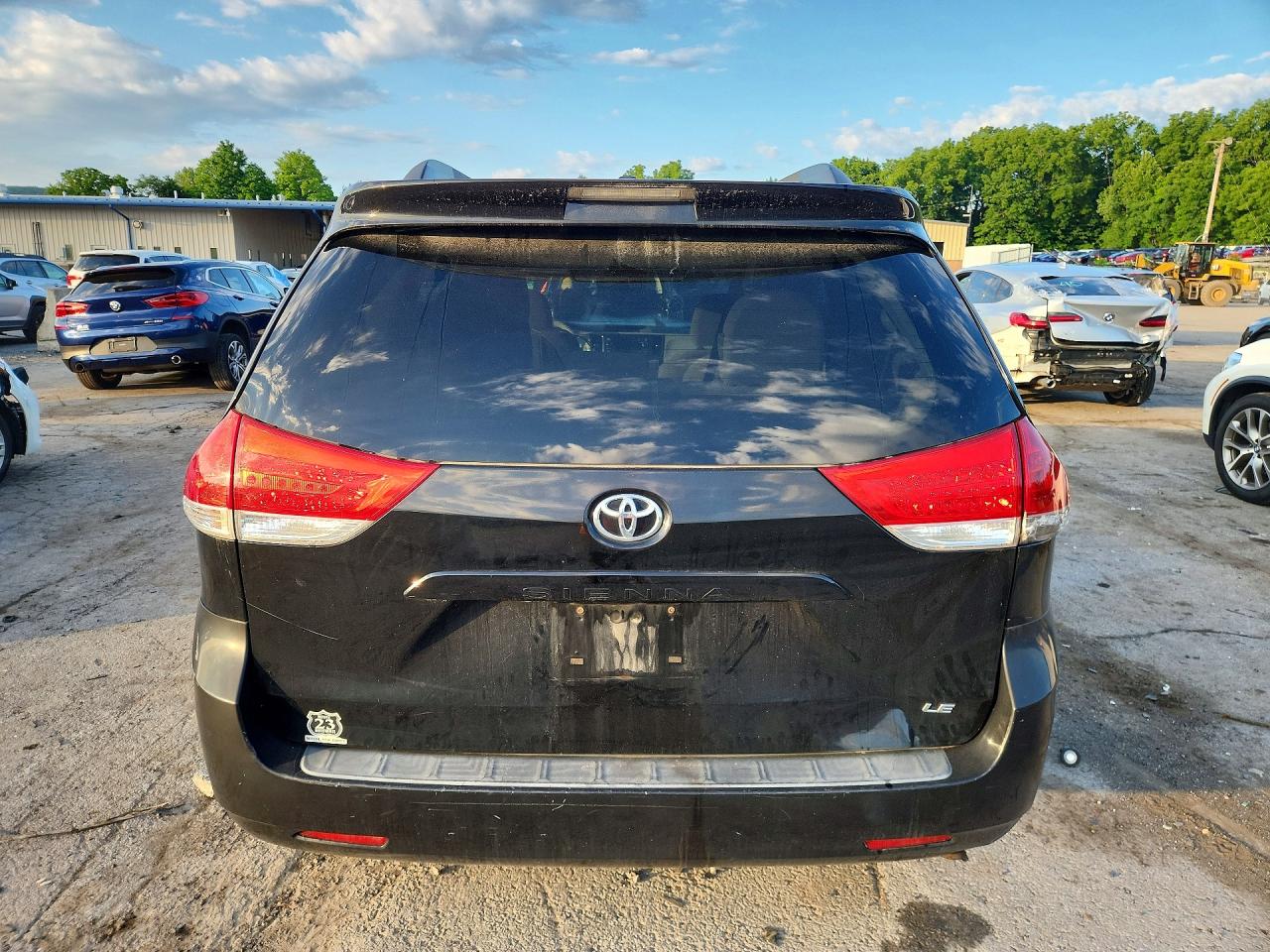 2011 Toyota Sienna Le Black vin: 5TDKK3DC8BS094136