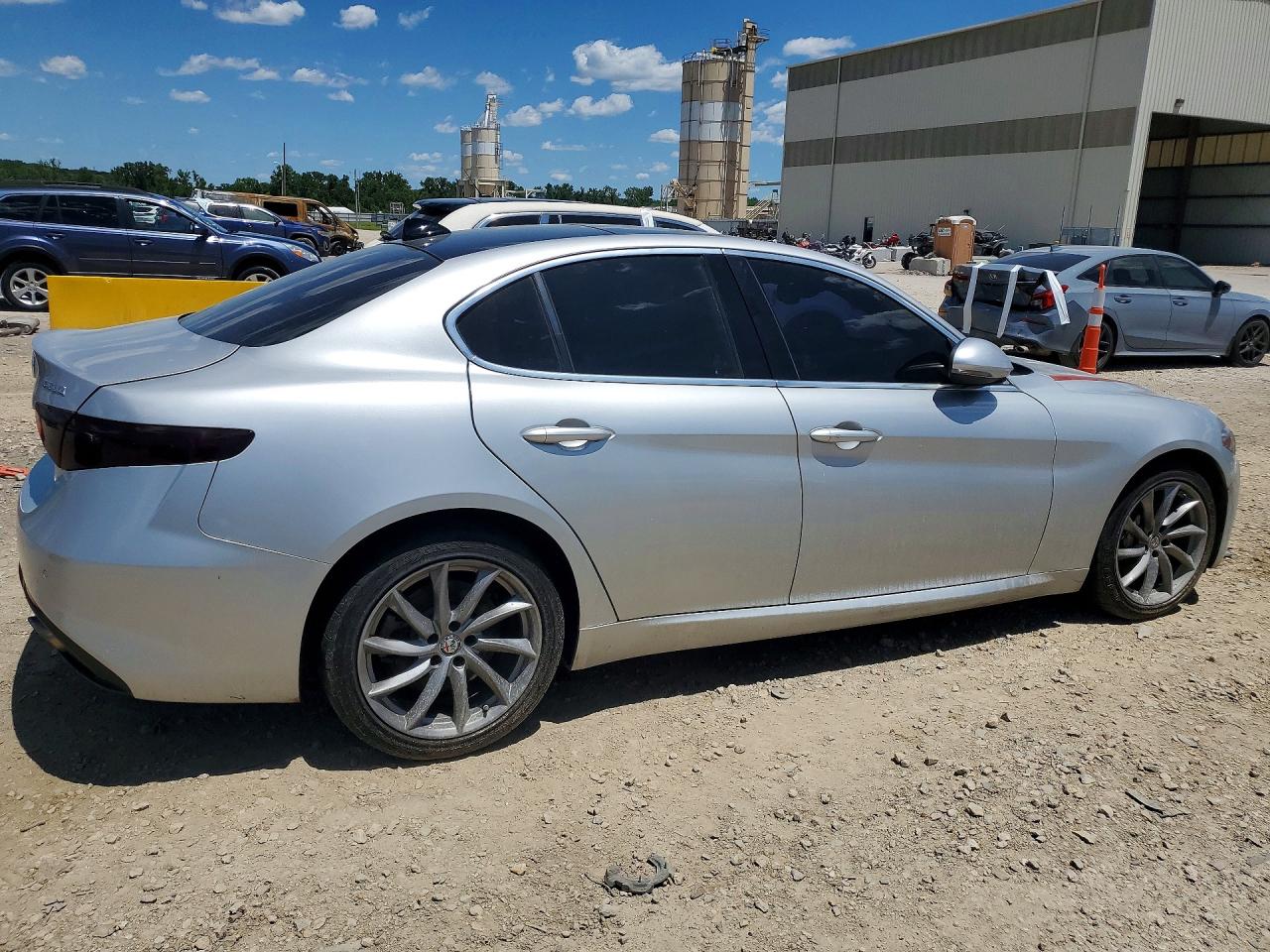 2017 Alfa Romeo Giulia Ti Q4 Серебряный vin: ZARFAEEN4H7554496