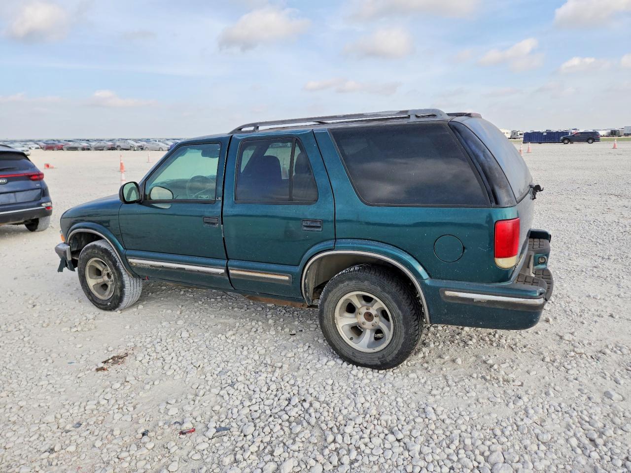 1998 Chevrolet Blazer Green vin: 1GNCS13W3W2252004