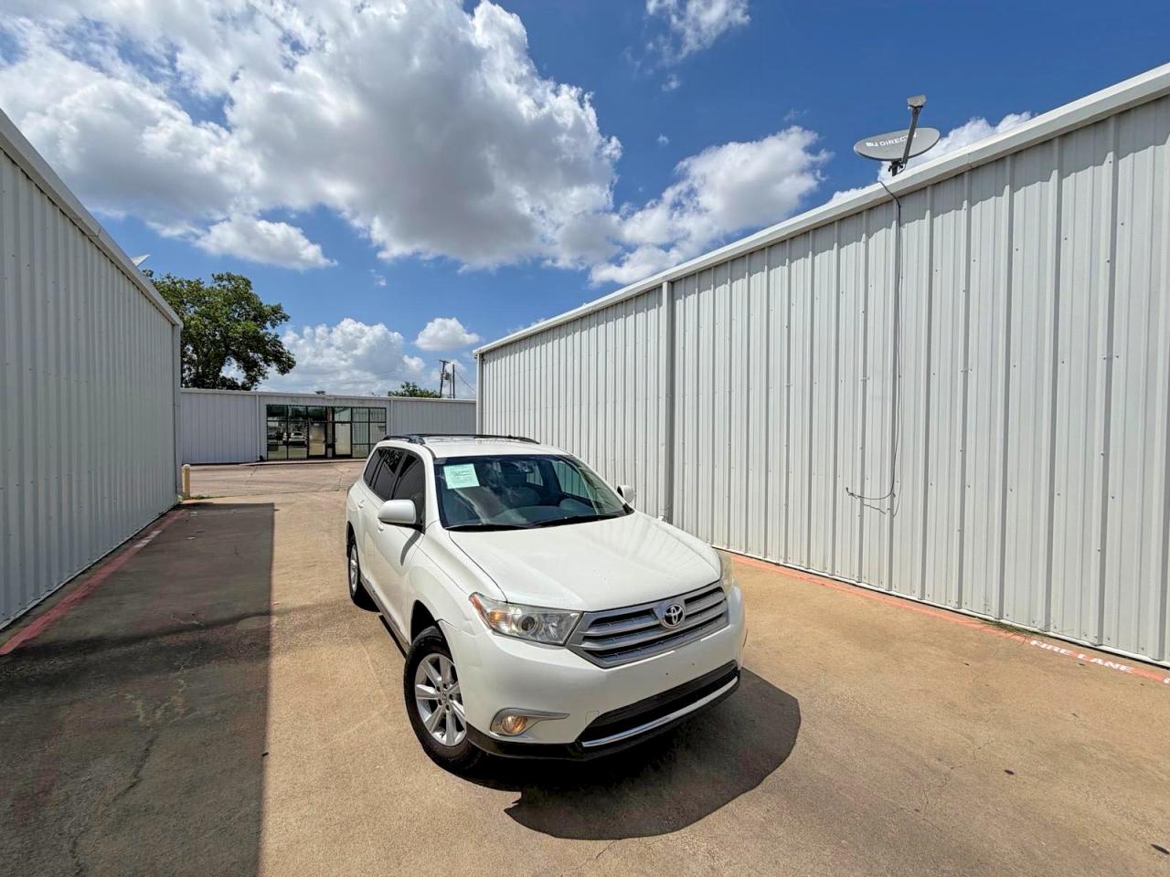 2013 Toyota Highlander Plus White vin: 5TDZK3EH0DS096099