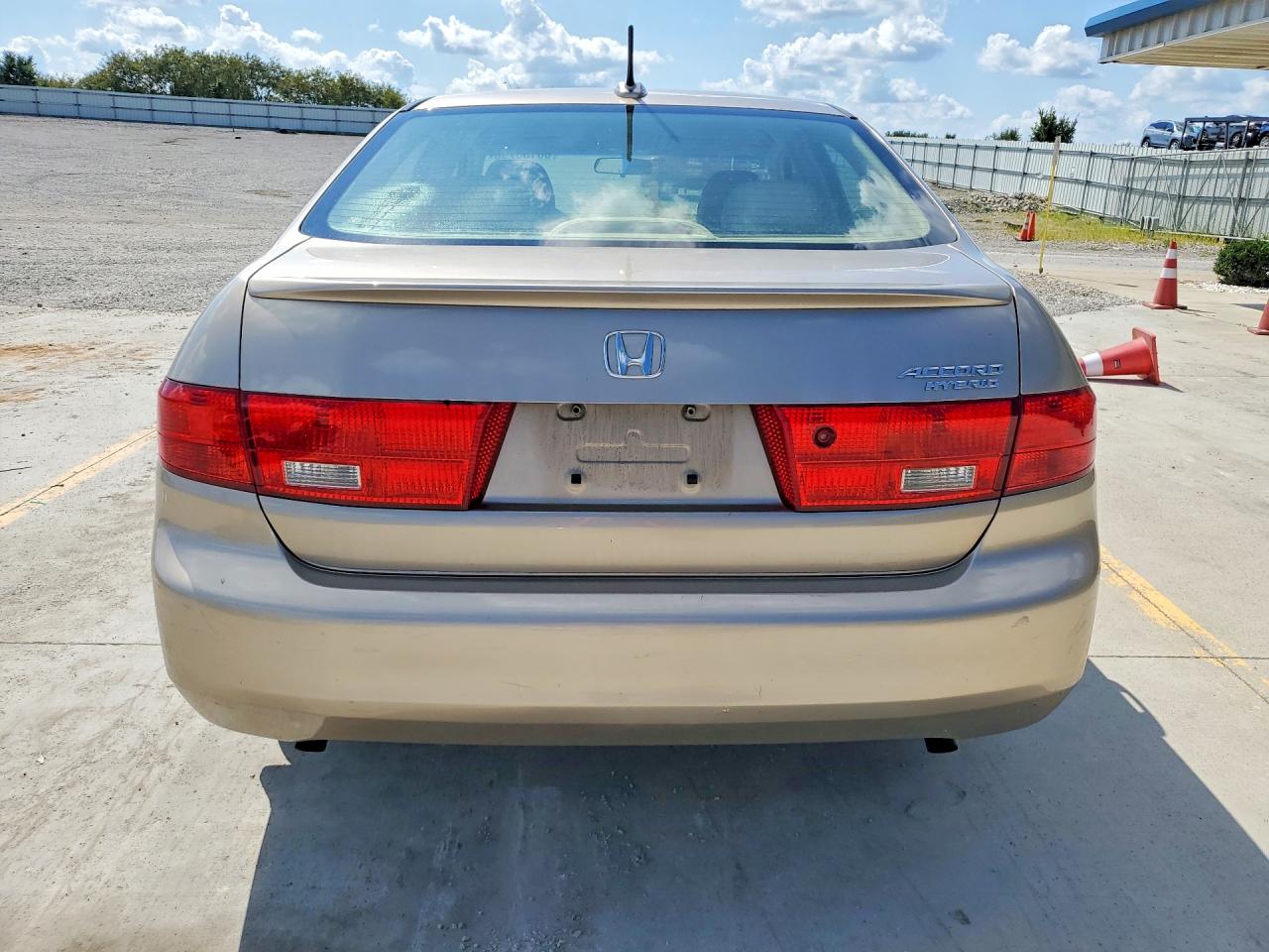 2005 Honda Accord Hybrid Gold vin: JHMCN36445C014837