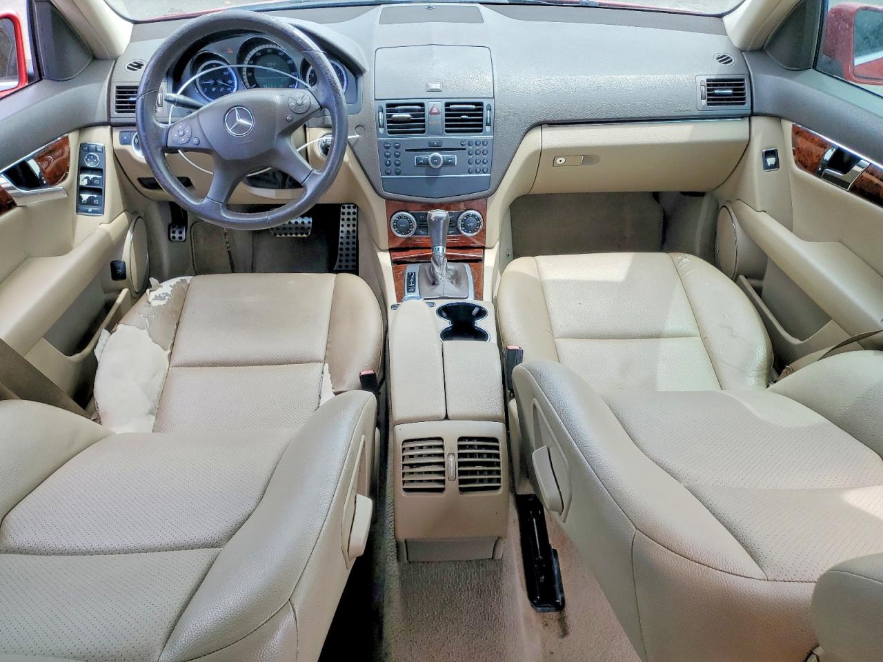 2011 Mercedes-benz C 300 Красный vin: WDDGF5EB8BA510104