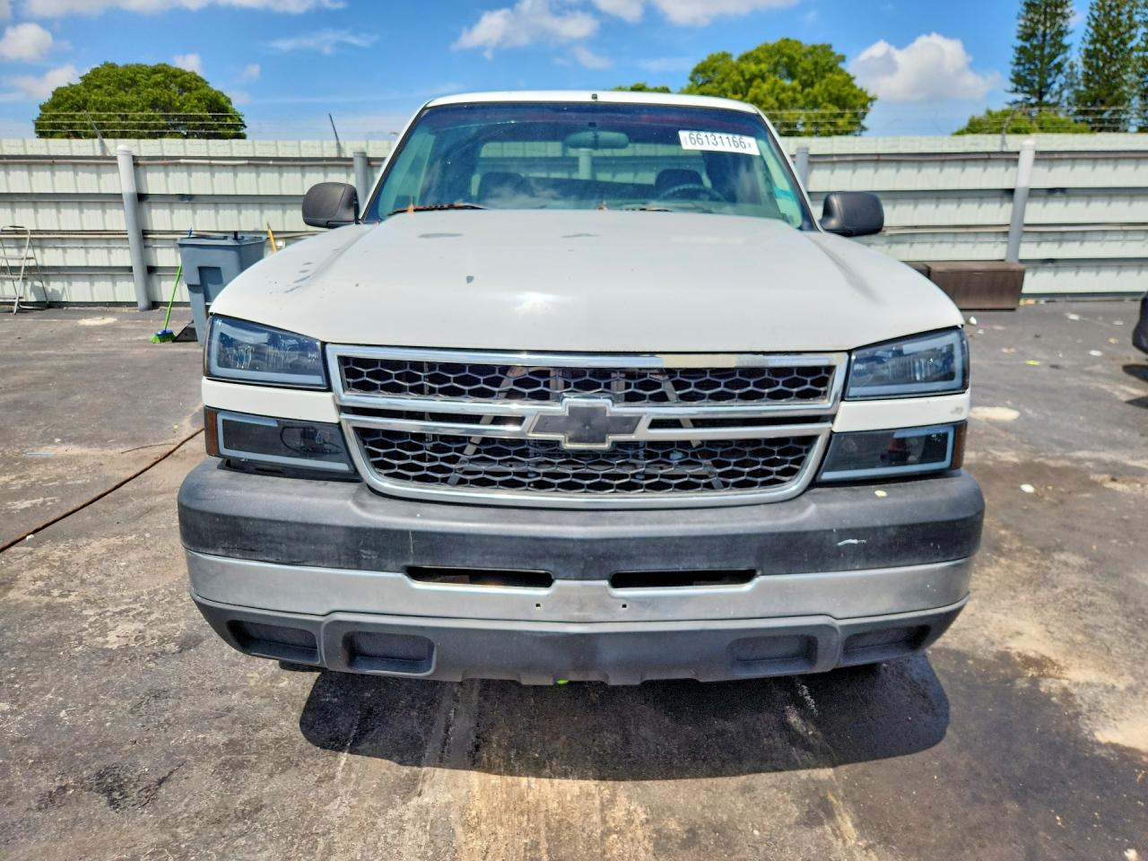 2006 Chevrolet Silverado C2500 Heavy Duty White vin: 1GCHC29U96E234631