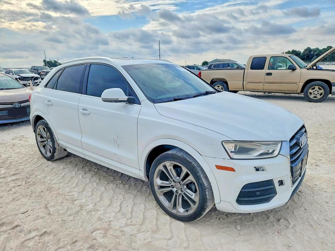 2017 Audi Q3 Premium Plus Белый vin: WA1HCCFS5HR000243