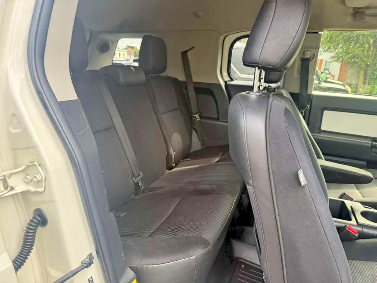 2012 Toyota Fj Cruiser Base White vin: JTEBU4BF1CK147907