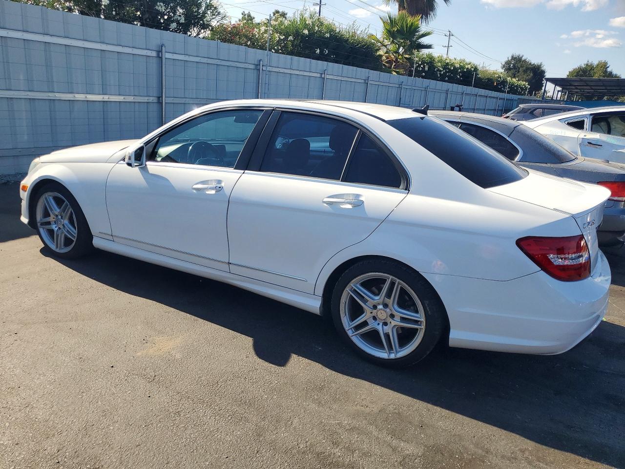 2014 Mercedes-benz C 250 White vin: WDDGF4HB1EG239426