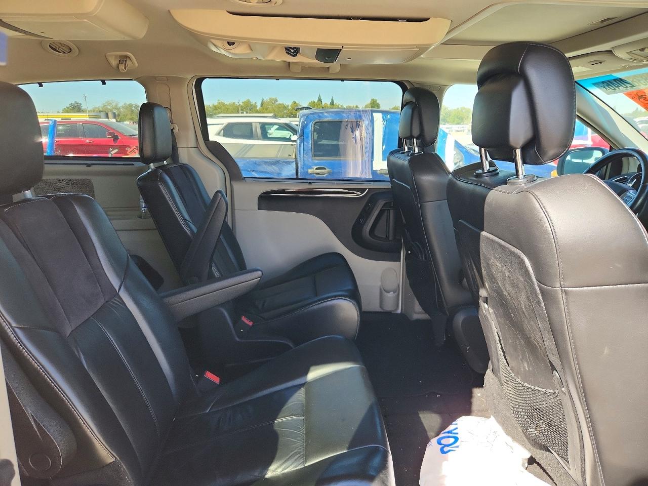 2012 Chrysler Town & Country Limited White vin: 2C4RC1GG2CR339926