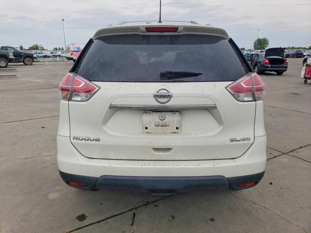 2015 Nissan Rogue S White vin: 5N1AT2MV2FC841463
