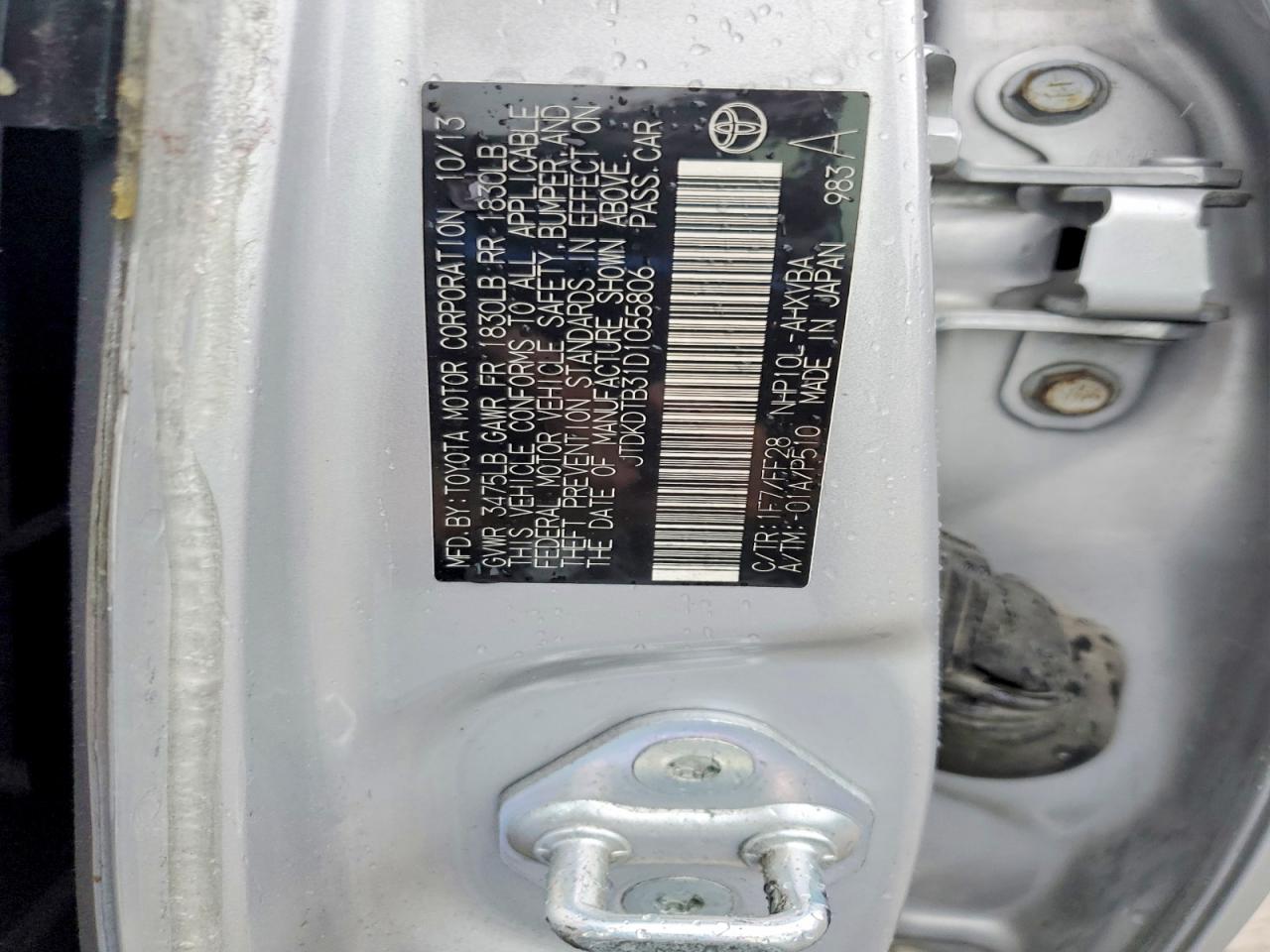 2013 Toyota Prius C Two Серебряный vin: JTDKDTB31D1055806