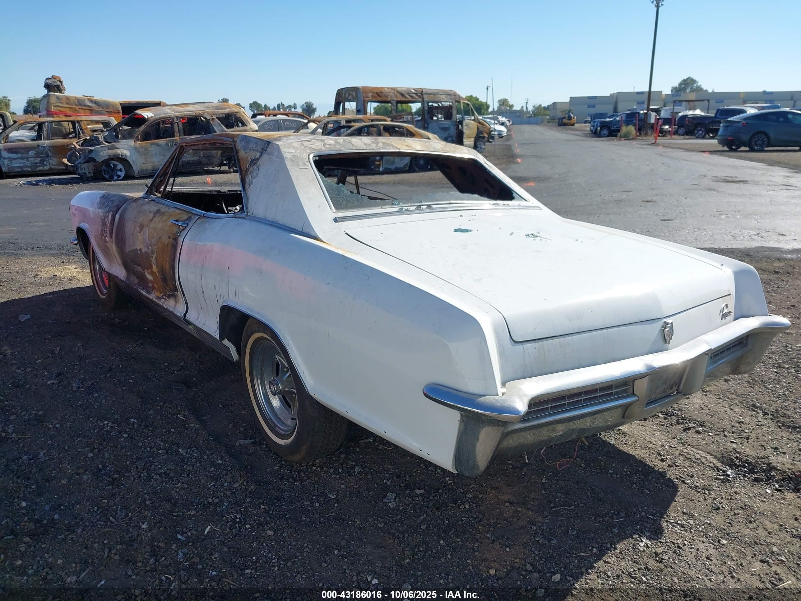 1965 Buick Riviera   Белый vin: 494475H926240    