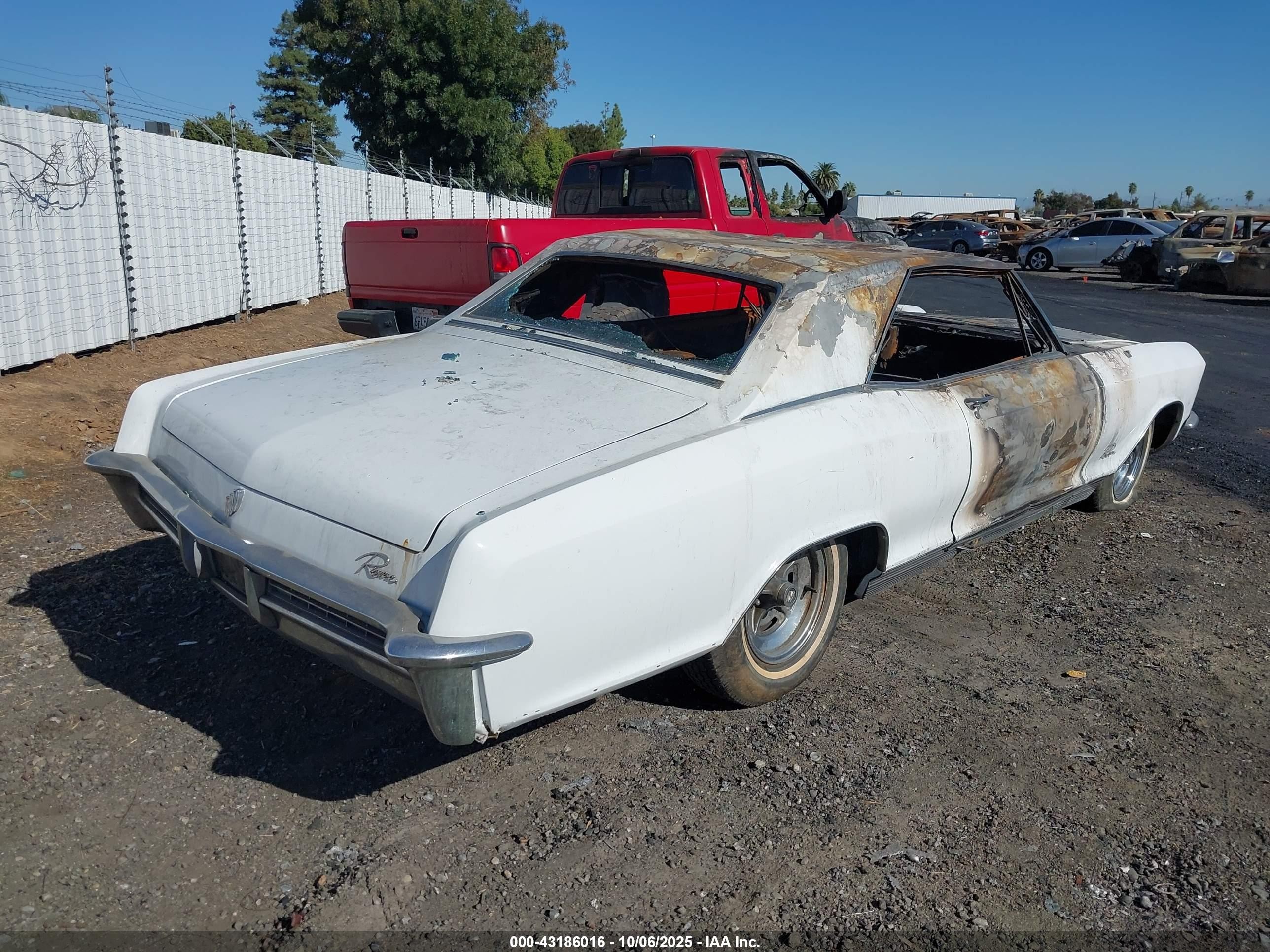 1965 Buick Riviera   Белый vin: 494475H926240    