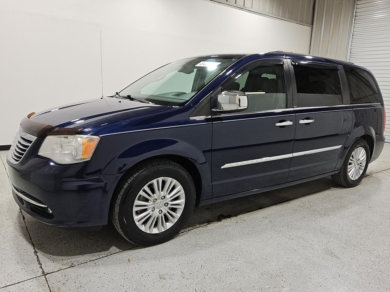 2013 Chrysler Town & Country Touring L Синий vin: 2C4RC1CG4DR681319 Damage: Left Mirror, Inoperable, Repair Required