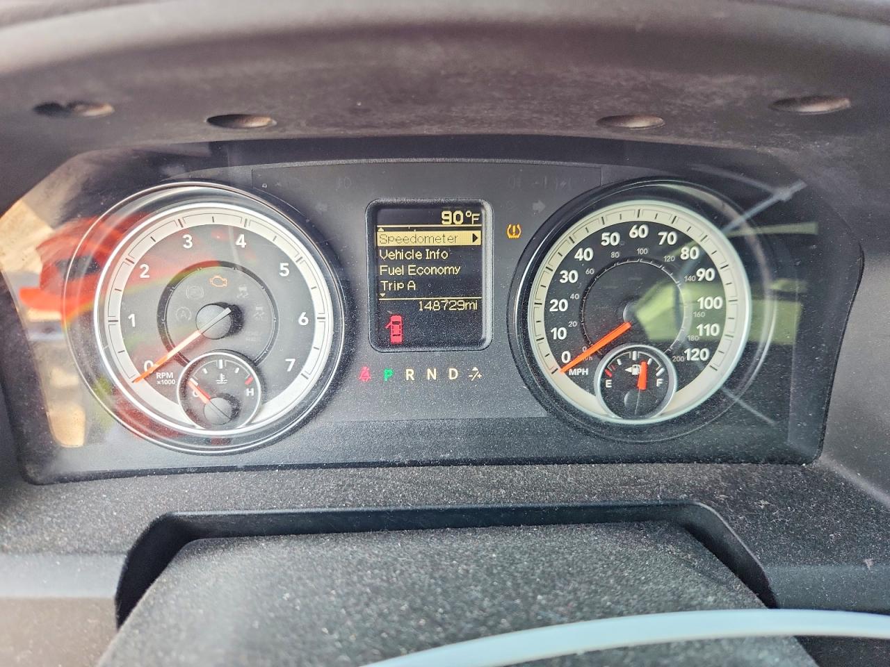2014 Ram 1500 St Red vin: 3C6JR6AG9EG240246