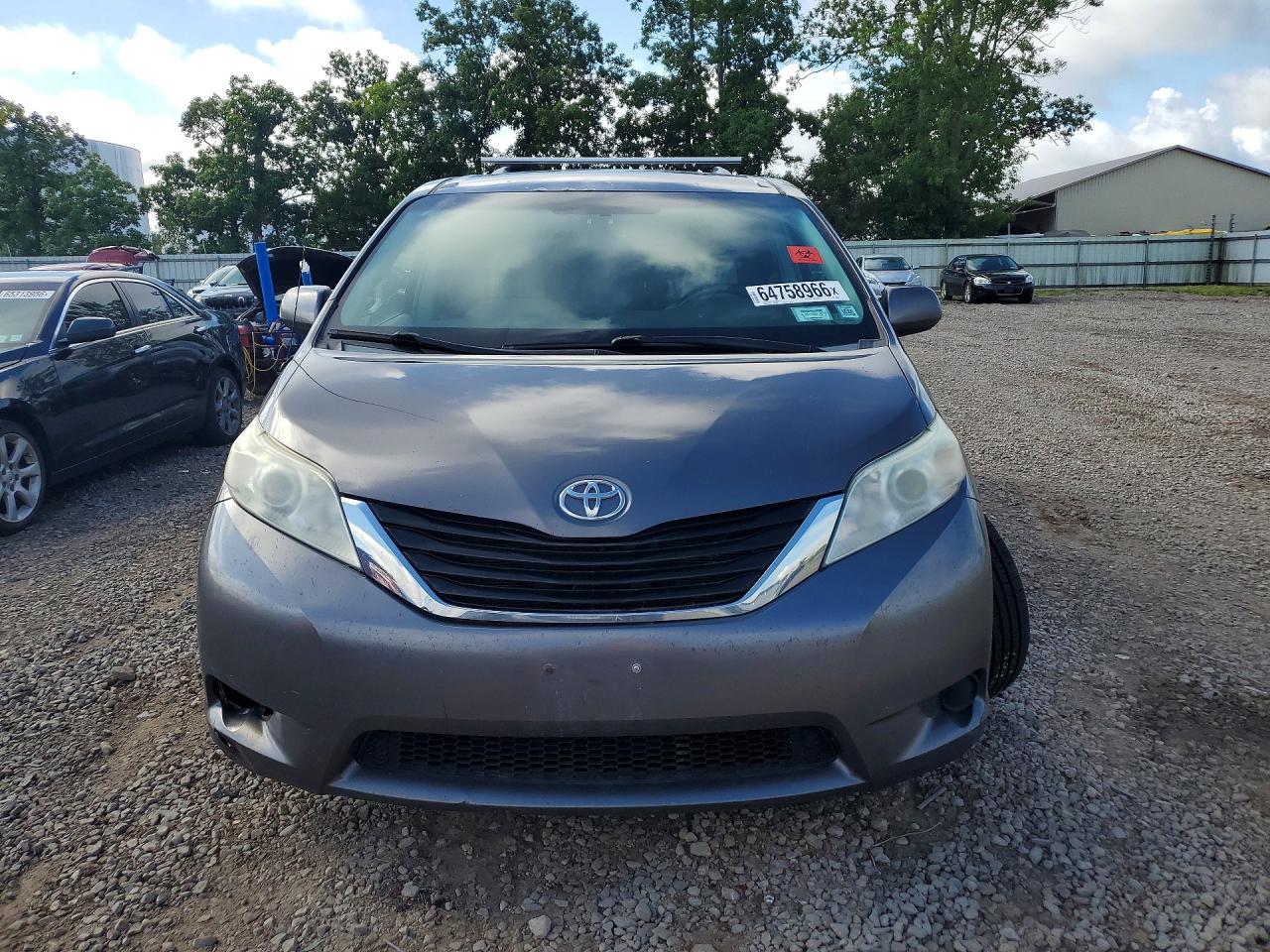 2011 Toyota Sienna Le Серебряный vin: 5TDKK3DC5BS162036