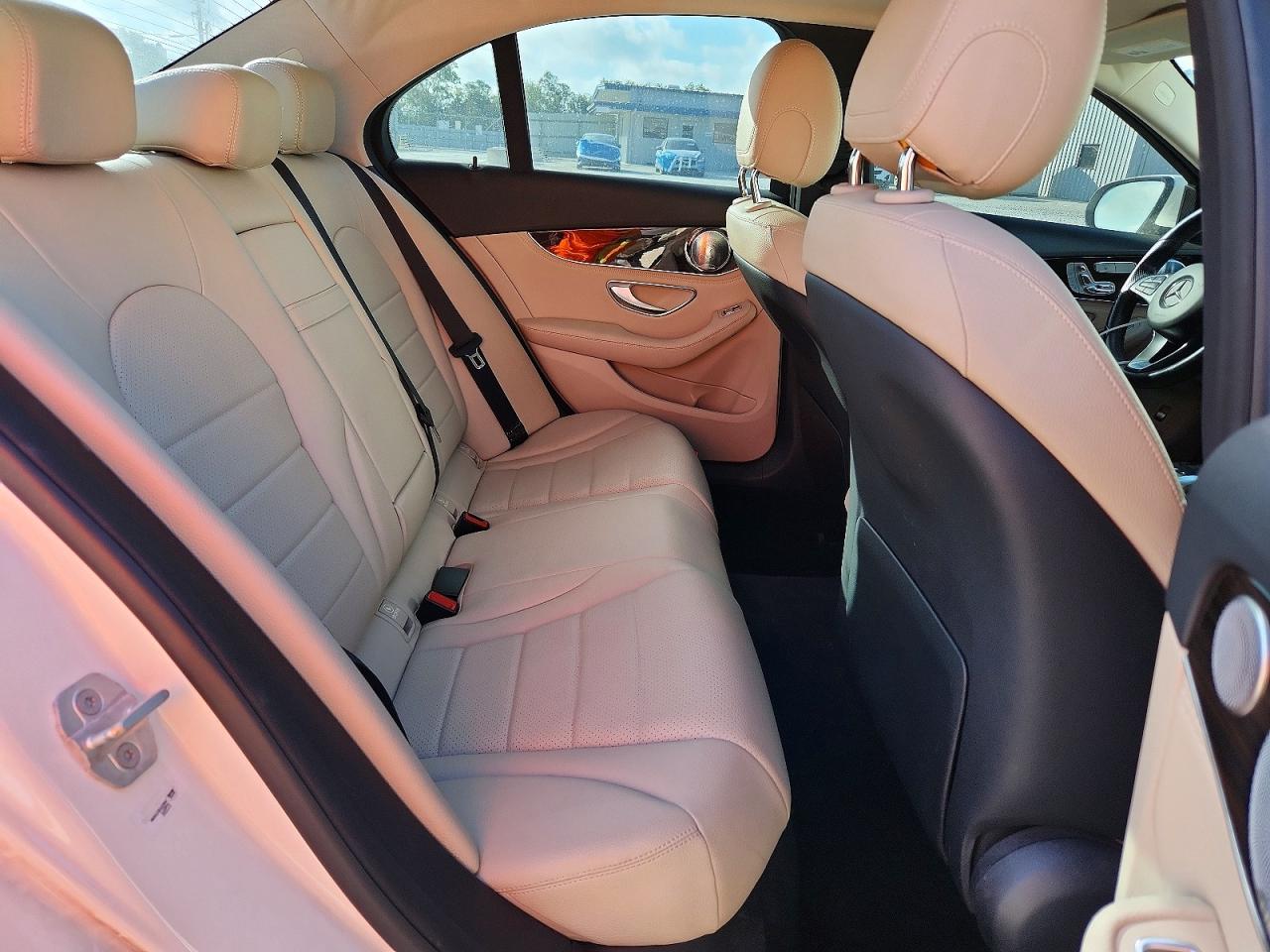 2015 Mercedes-benz C 300 White vin: 55SWF4JB3FU060928