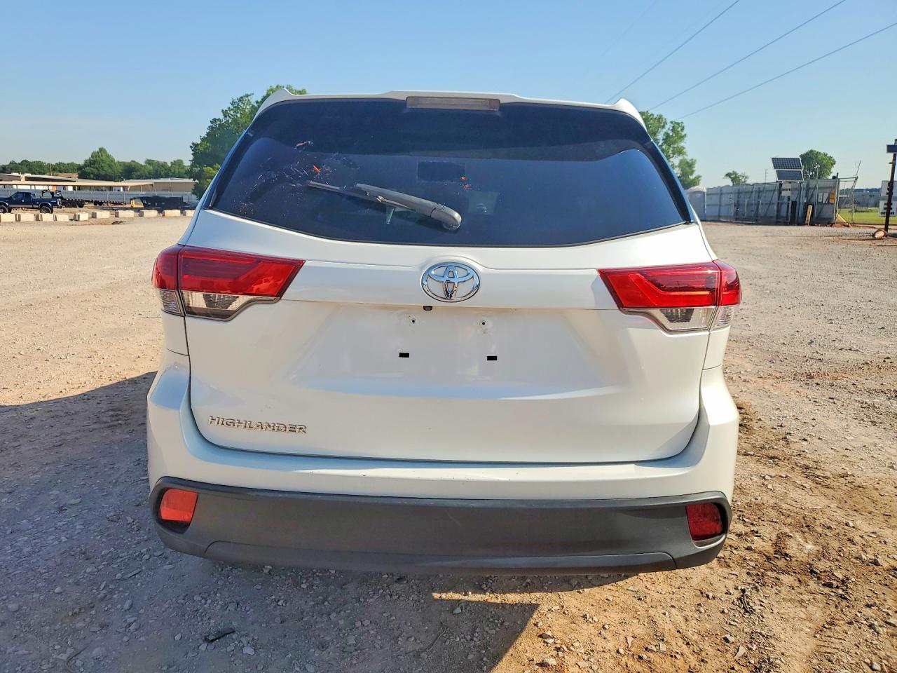2019 Toyota Highlander Le White vin: 5TDZARFH9KS043130