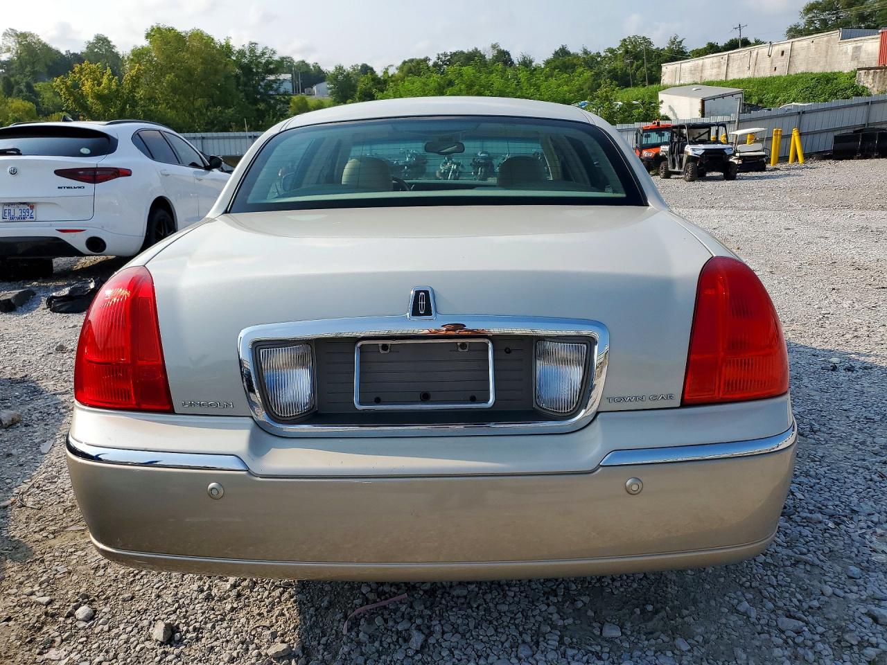 2005 Lincoln Town Car Signature Beige vin: 1LNHM81W05Y636477