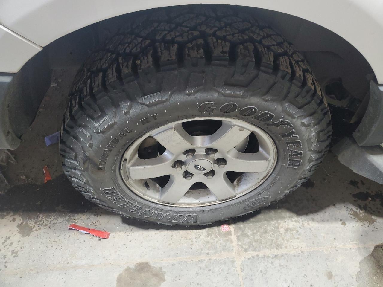 2014 Ford Expedition Xl White vin: 1FMJU1G57EEF47871 Damage: Right Rear Wheel, Curb Rash, 4 To 5 Inches