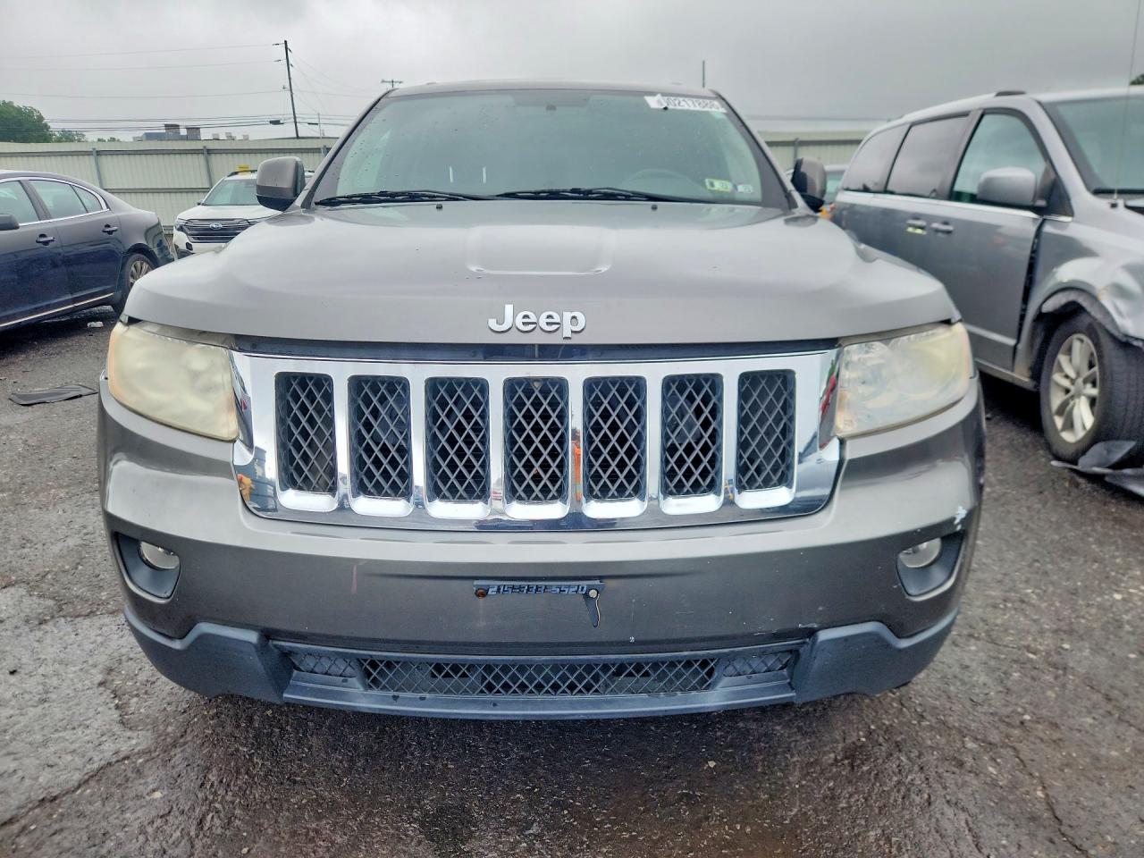 2011 Jeep Grand Cherokee Laredo Серебряный vin: 1J4RR4GG8BC656367