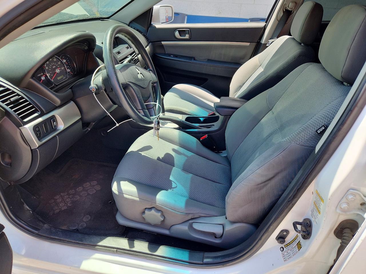 2011 Mitsubishi Galant Fe White vin: 4A32B2FF0BE012324